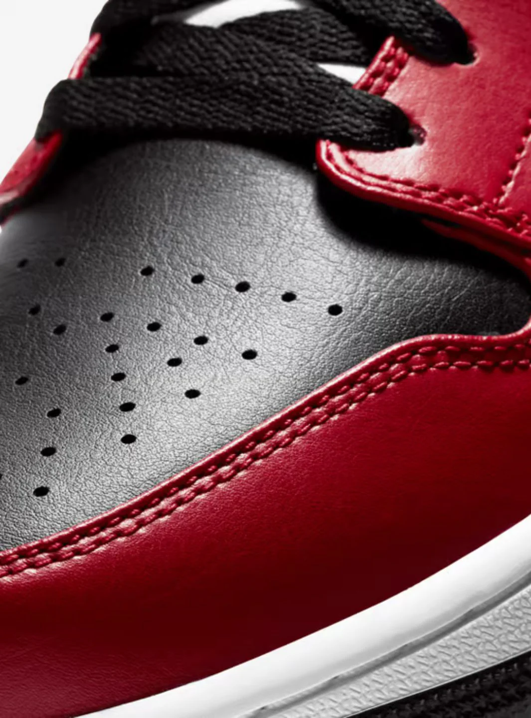 Air Jordan 1 Mid Chicago Black Toe - Image 3