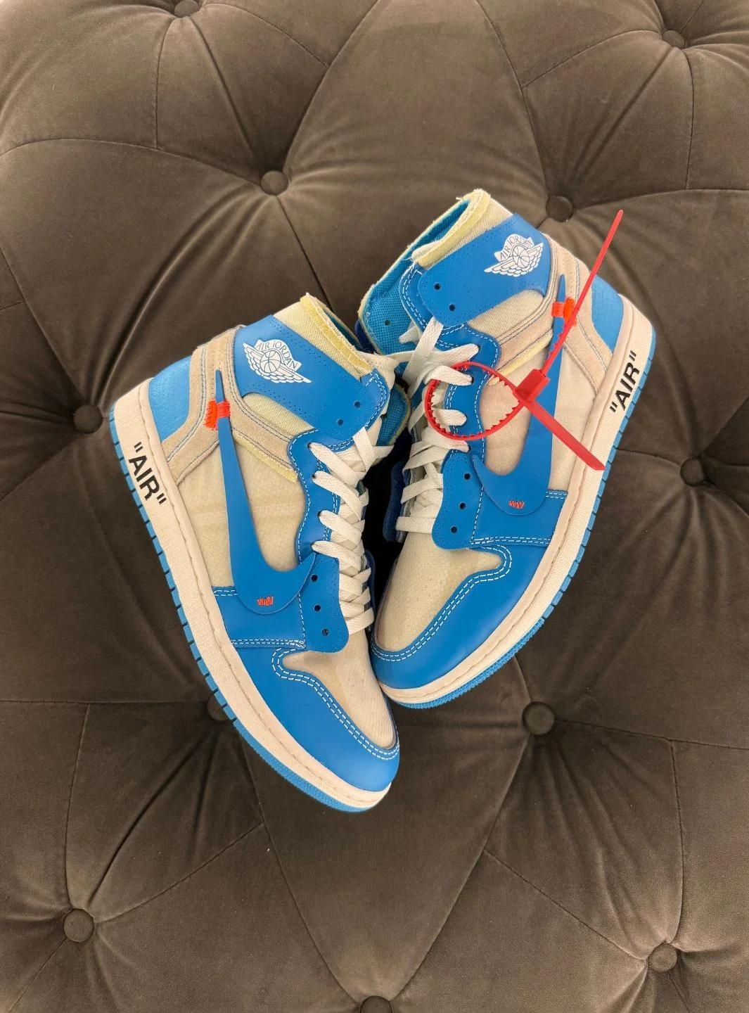 Air Jordan 1 Retro High Off-White University Blue - Usato 9/10 - Image 2
