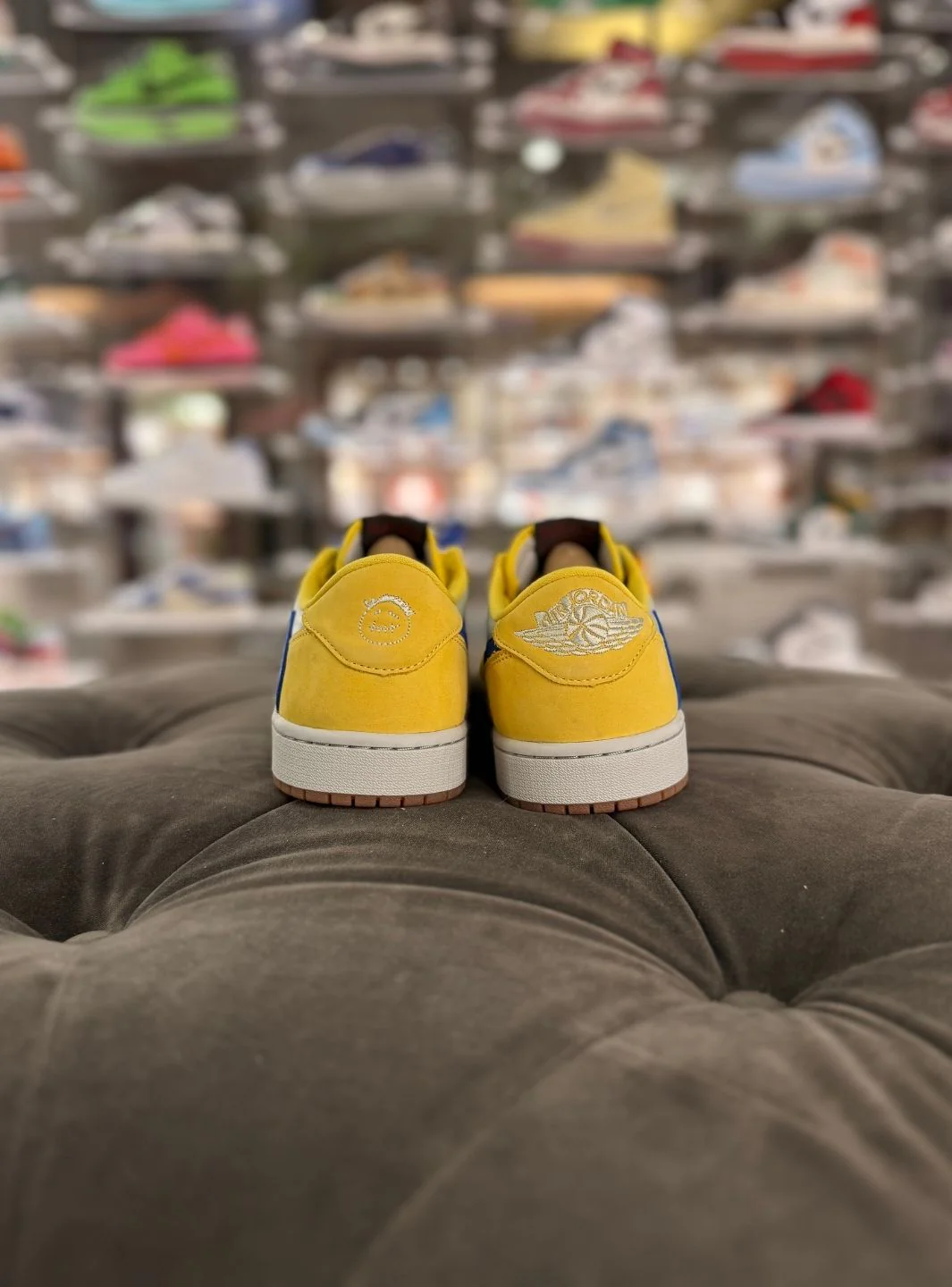Air Jordan 1 Retro Low OG SP Travis Scott Canary - Usato 10/10 - Image 2