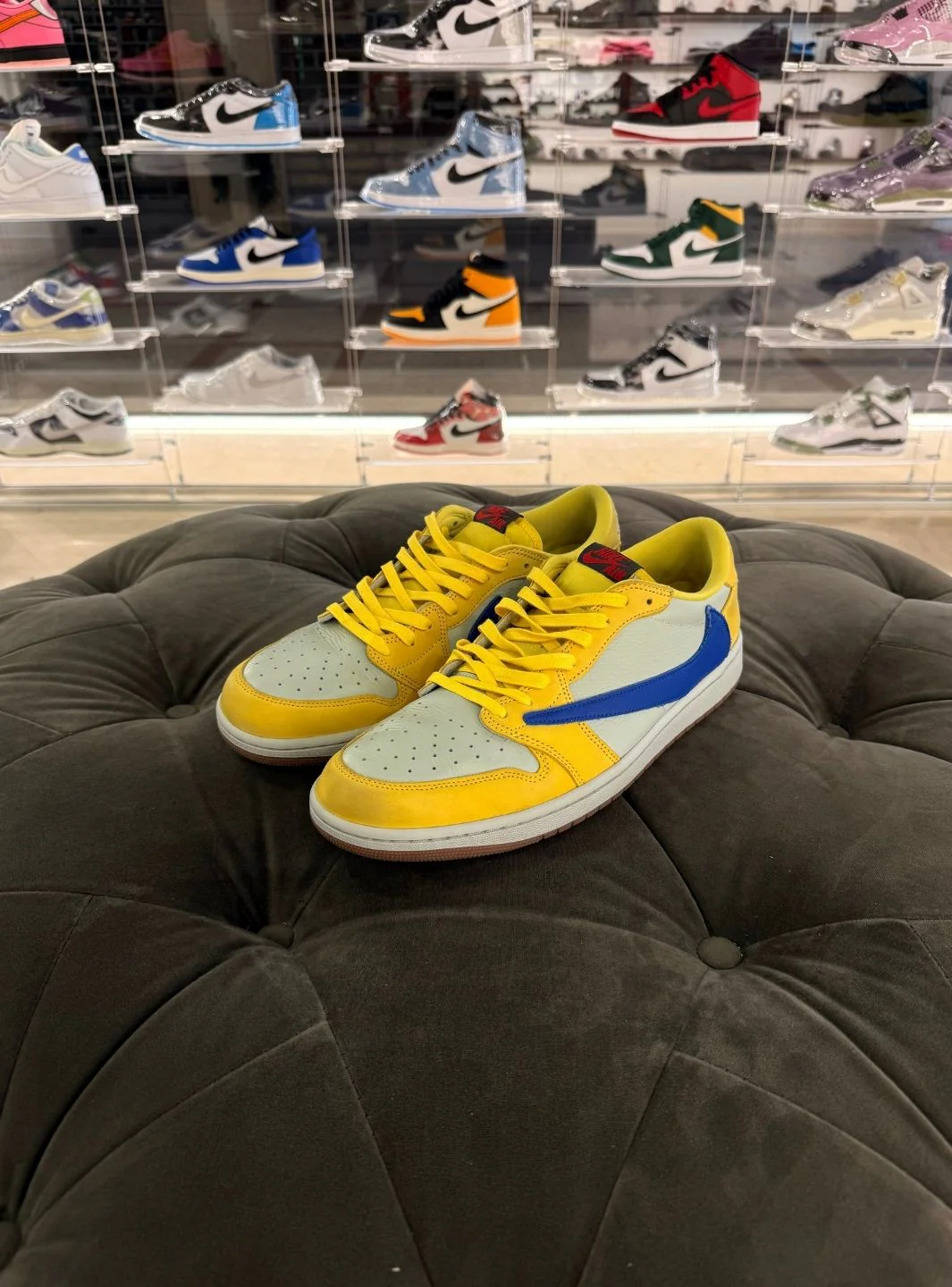 Air Jordan 1 Retro Low OG SP Travis Scott Canary - Usato 9.5/10 - Image 3