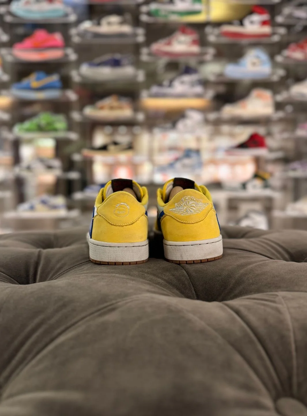 Air Jordan 1 Retro Low OG SP Travis Scott Canary - Usato 9.5/10 - Image 3