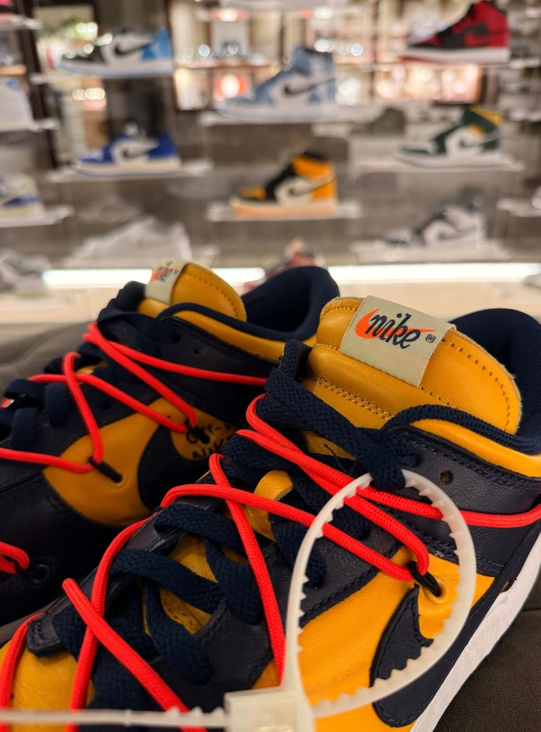 Nike Dunk Low Off-White University Gold Michigan - Usato 9.5/10 - Image 10