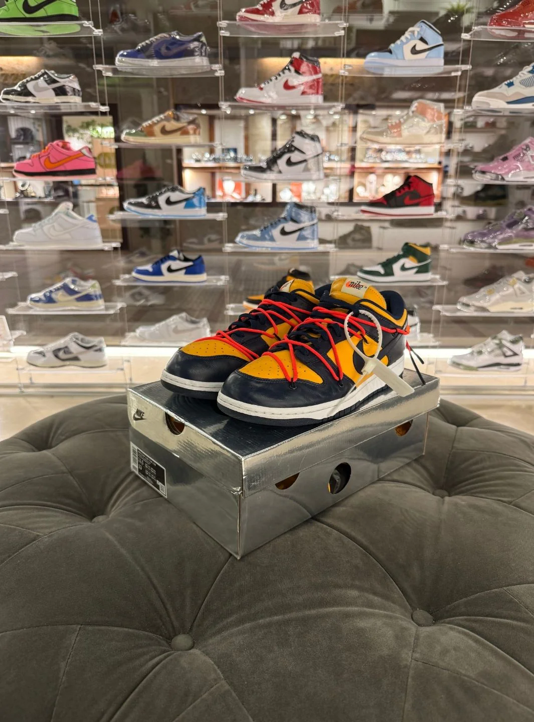 Nike Dunk Low Off-White University Gold Michigan - Usato 9.5/10 - Image 14