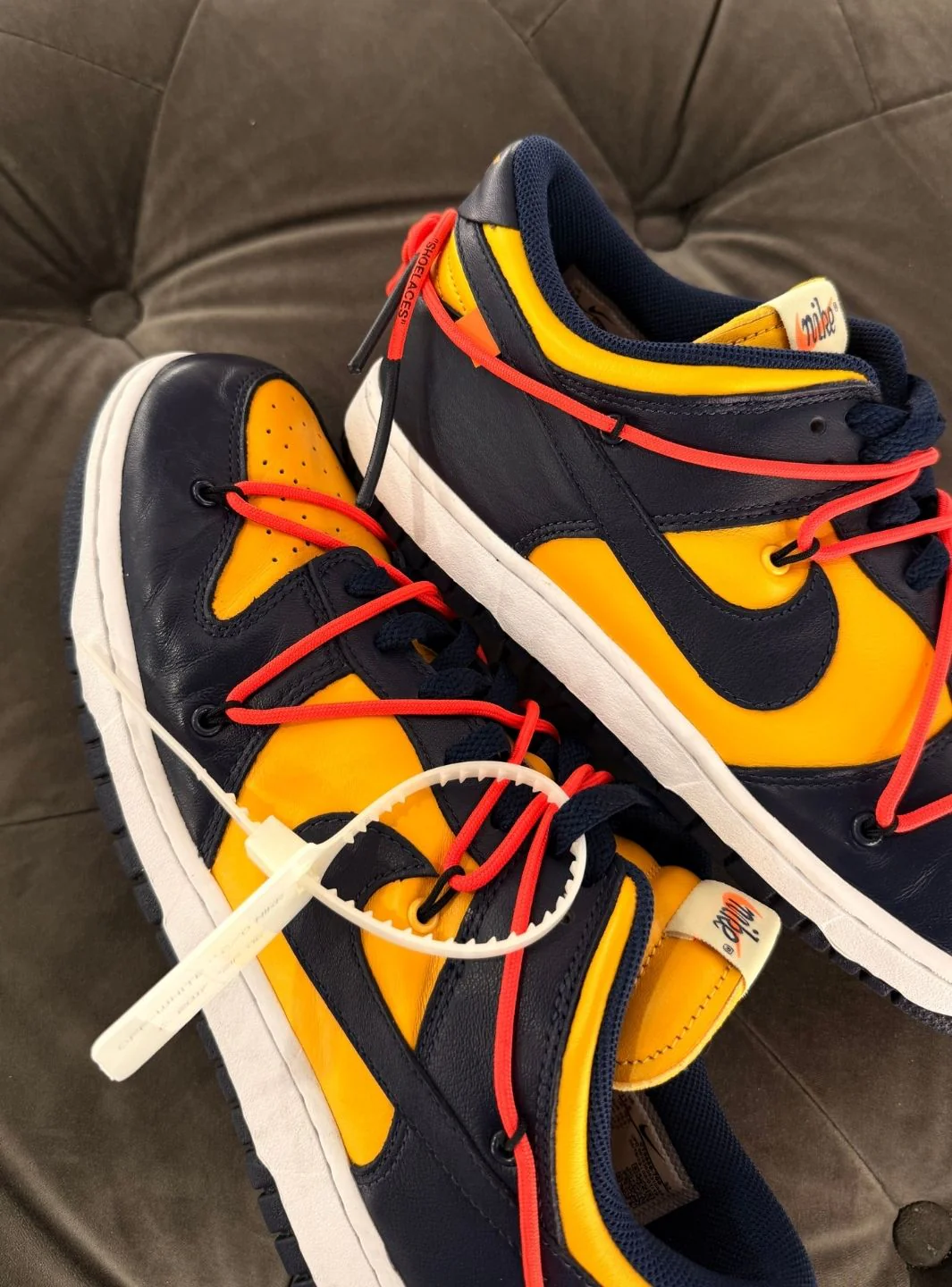 Nike Dunk Low Off-White University Gold Michigan - Usato 9.5/10 - Image 8