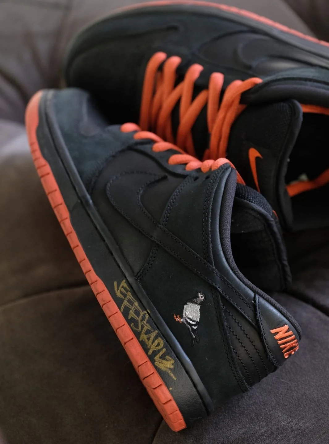 Nike SB Dunk Low Black Pigeon Signed Jeff Staple - Usato 9/10 - Image 21