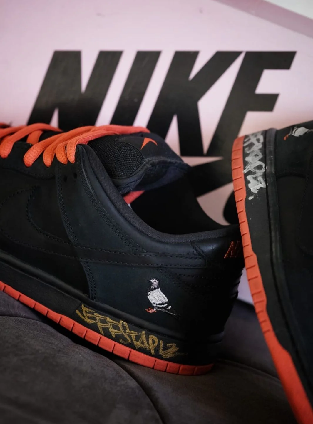 Nike SB Dunk Low Black Pigeon Signed Jeff Staple - Usato 9/10 - Image 23